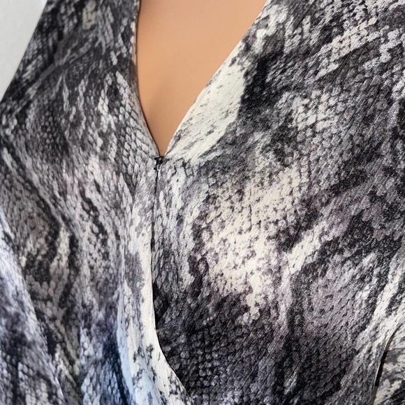 Vince Camuto blouse top faux wrap snake skin print long sleeve black/white SZ L - Picture 7 of 11
